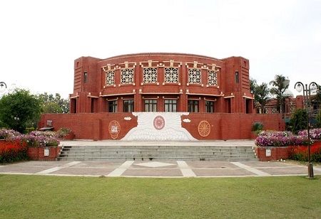 IIM Lucknow Unveils Blockchain Centre to Foster 100 Startups Across UP