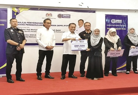 Student loan assistance for higher education institutions